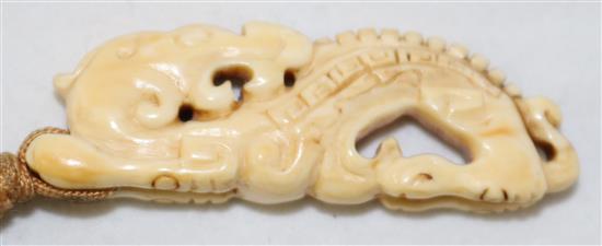 Two Chinese ivory toggles, 18th/19th century, 4.9cm and 2.8cm